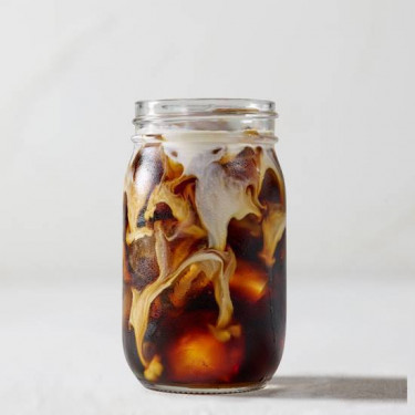 Trinken Sie Vanille-Süßrahm-Cold-Brew-Kaffee