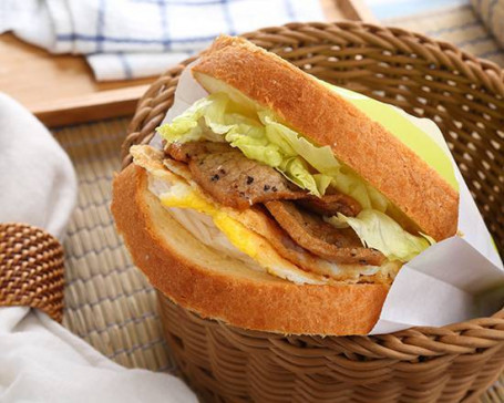 Nèn Jiān Lǐ Jī Dàn Tǔ Sī Schweinefilet-Sandwich Mit Ei