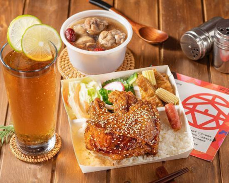 Kđo Jiang Da Ji Tu Executive Fan Tao Can Rice Mit Gegrilltem Hühner-Drumstick Und Sauce Combo