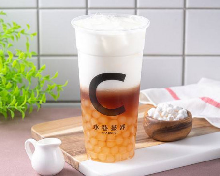 Trinken Sie Schwarzen Tee Und Genießen Sie Schwarzen Tee-Latte Mit Tapioka