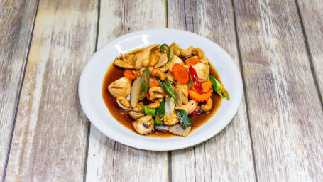 Gai Pad Med Mamuang (Chicken With Cashew Nuts)