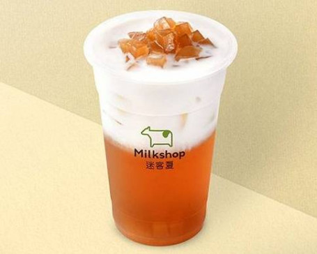 Honig Gerste Tee Latte Mit Golden Cube Jelly . Honig Gerste Tee Latte Mit Goldenen Würfel-Jelly