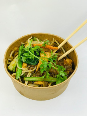 Stir Fried Fresh Flat Noodle With Chicken