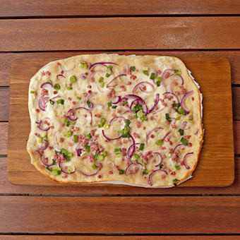 Flammkuchen Mit Schinken, Lauchzwiebeln Und Zwiebeln