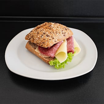 Körnerbrötchen Mit Salami Und Käse