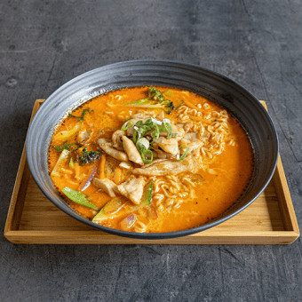 Thai Ramen Mit Hühnerfleisch