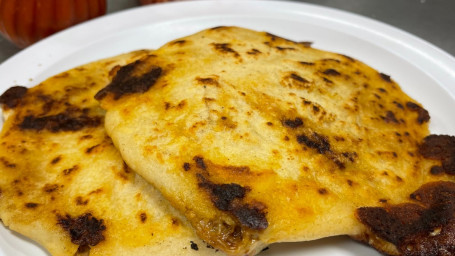 Pupusa De Maiz De Queso Con Birria