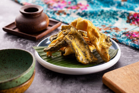 Xīn Jiā Pō Xián Dàn Huáng Yú Pí Singaporean Fried Fish Skin W/ Salted Egg Yolk