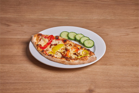Pizza Für Kinder Mit Hühnchen Und Gerösteten Paprika, Balsamico-Zwiebeln