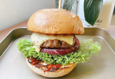 Shǒu Dǎ Hēi Sōng Lù Niú Ròu Hàn Bǎo Bāo Housemade Black Truffle Beef Cheeseburger