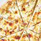 Pizza Mit Geröstetem Knoblauch Und Weißkäse