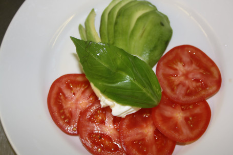 Burrata Con Avocado Pomodoro E Basilico