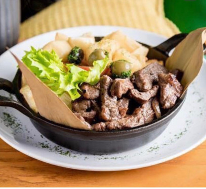 Picanha Steak Served With Fried Cassava Picanha Com Mandioca