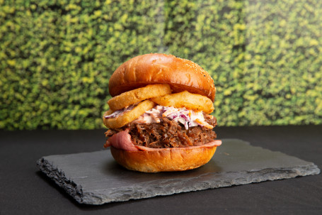 Geladener Pulled Beef Und Bacon Burger (5563 Kj)