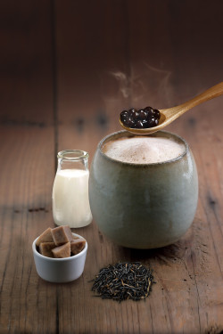 Rè Yù Xiāng Zhēn Zhū Hóng Chá Ná Tiě Hot Taro Black Tea Latte With Pearls