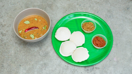 Four Pieces Idli And Two Pieces Vada