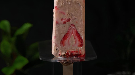 Strawberry Ferrero Rocher Paleta (Crema)