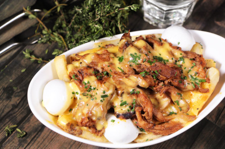 (Signature) Pulled Pork Poutine Shǒu Sī Zhū Ròu Nóng Zhī Zhī Shì Shǔ Tiáo