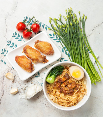 Zhà Jī Yì Ròu Zào Gān Bàn Miàn Braised Pork Mince Dry Noodles With Fried Chicken Wings (3Pcs)