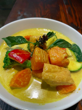 Yellow Curry Vegies Puff Tofu