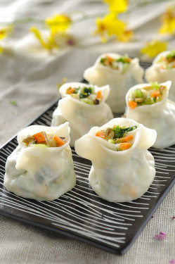 Steamed Vegetarian Dumplings (8 Pieces)