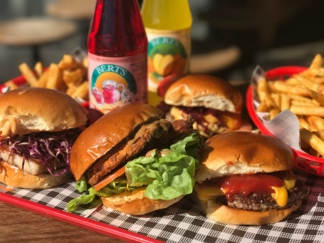 Bundle Pack 2: 6 Burgers, 3 Chips, 3 Drinks and 1 Tatter Totts with Sriracha Bacon and Nacho Cheese