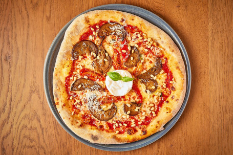 Neue Pizza Mit Gerösteten Auberginen Und Burrata-Basilikum (V)
