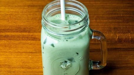 16 Unzen Eisgekühlter Matcha-Latte