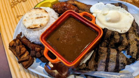 Nuestra Famosa Bandeja Paisa