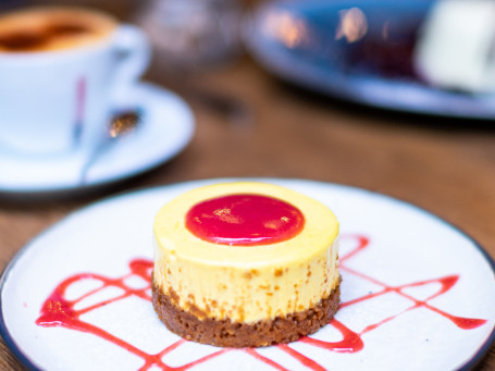 Cheesecake With Strawberry Coulis Zhī Shì Dàn Gāo