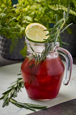 Rosemary And Strawberry Iced Tea Mí Dié Xiāng Cǎo Méi Chá