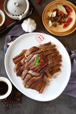 Jīn Pái Lǔ Shuǐ É Ròu Lì Marinated Goose With Bone