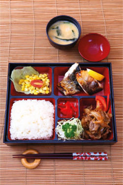 Shāo Zhēng Yú Shāo Ròu Biàn Dāng Tào Cān Grilled Mackerel Fried Pork W/ Onion Bento Set