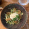 Oeuf mollet, salade frisée et veau confit