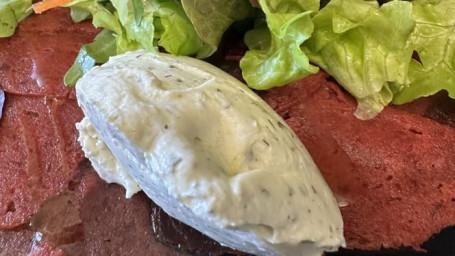 Rote-Bete-Carpaccio Mit Käsemousse Und Salat Der Saison