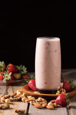 Shì Duō Pí Lí Jiān Guǒ Nǎi Xī Strawberry Nut Mylk Smoothie