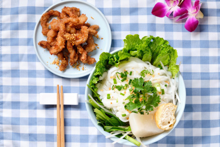 Tài Shì Zhà Zhū Jǐng Ròu Tāng Hé Deep Fried Pork Neck With Rice Noodle Soup