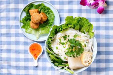 Tài Shì Zhà Jī Wán Tāng Fěn Thai Deep Fried Chicken Ball With Rice Noodle Soup