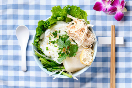 Tài Shì Jī Sī Tāng Fěn Thai Shredded Chicken With Rice Noodle Soup