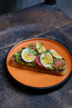 Avocado Toast With Soft Boiled Egg Niú Yóu Guǒ Duō Shì Pèi Xiá Dàn