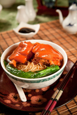 Qiǎo Zhì Nán Rǔ Zhū Shǒu Miàn Noodles In Soup With Pork Kunckle In Red Bean Cheese
