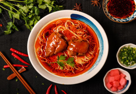 Hóng Tāng Zhū Jiǎo Miàn Pig Feet Soup Noodles