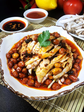 Mouth-Watering Chicken Served Cold In Chilli Oil) Mild) May Contain Peanuts) Kǒu Shuǐ Jī