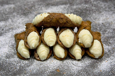 6 Small Sicilian Cannoli