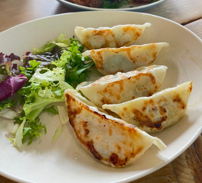 Pan-Fried Chicken Gyoza (5Pcs Jiān Jī Ròu Jiǎo Zi (5Kē