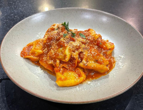 Yì Dà Lì Sōng Lù Gū Xiǎo Yún Tūn Tortellini With Traditional Italian Napolitana Sauce