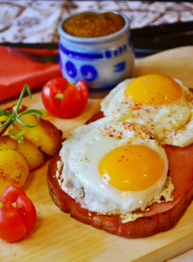 Wurstbrötchen Mit Ei Mahlzeit