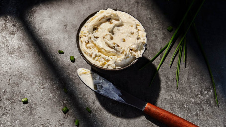 Fettreduzierter Schnittlauch- Und Zwiebel-Frischkäsebecher