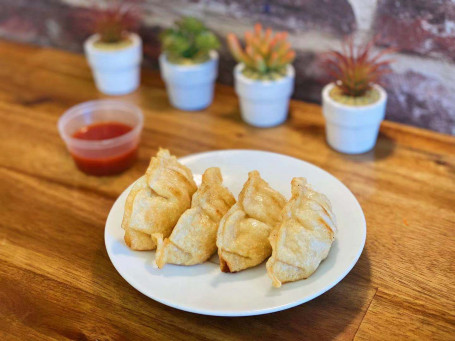 Deep Fried Dumplings (4 Pieces)