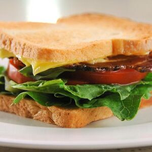 Speck-, Salat- Und Tomaten-Sandwich